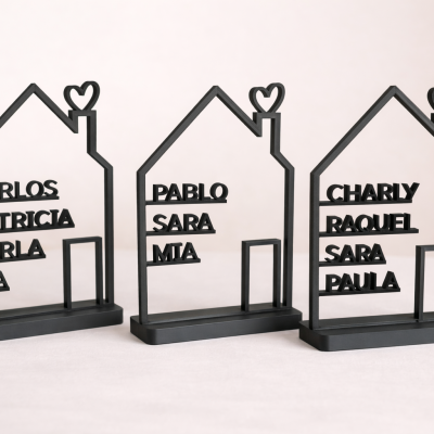 Casita personalizada en impresión 3D con nombres familiares y diseño minimalista tres unidades