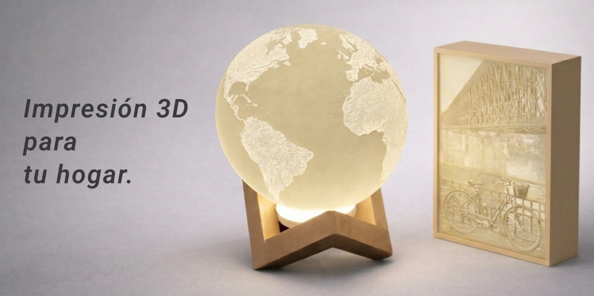Lámpara litofanía en forma de globo terráqueo y cuadro litográfico 3D sobre fondo neutro, acompañados del texto “Impresión 3D para tu hogar.”