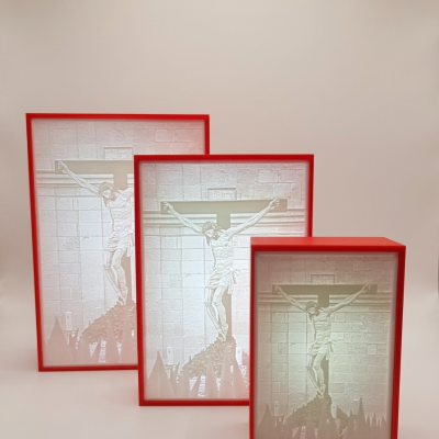 Litofanía 3D del Santísimo Cristo de las Injurias de Zamora en tamaños grande, mediano y mini con marco rojo e iluminación LED mostrando relieve religioso en Semana Santa
